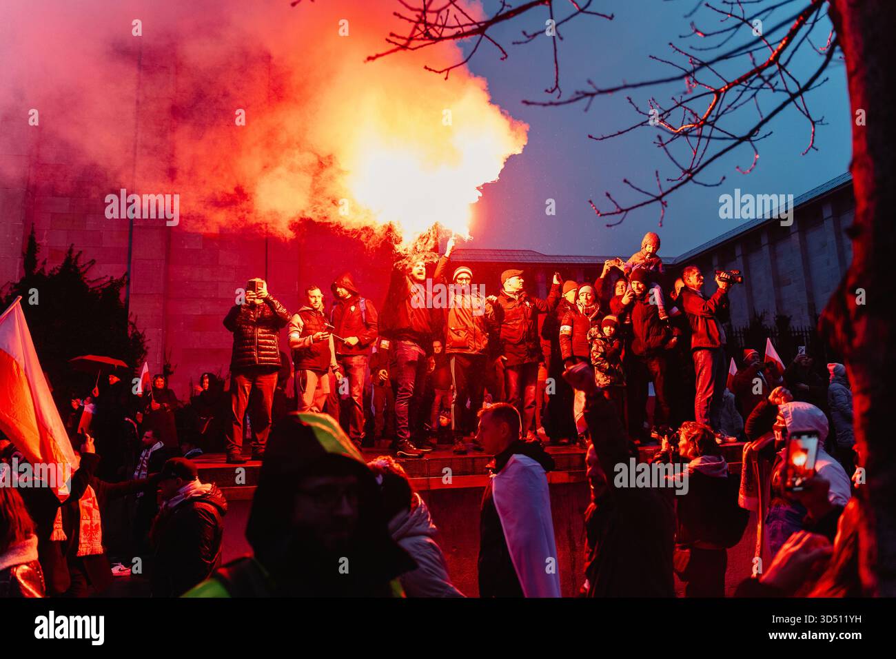 Während der Feierlichkeiten zum Unabhängigkeitstag zum 107. Jahrestag der Wiedererlangung Polens in Warschau ziehen die Massen polnische Fahnen und zünden weiß- und rote Fahnen durch das Zentrum Warschaus. Polen feiert den Nationalen Unabhängigkeitstag und erinnert an die Wiedererlangung der Unabhängigkeit des Landes im Jahr 1918 nach 123 Jahren Teilung. 16 Jahre lang findet jährlich ein unabhängigkeitsmarsch durch die Straßen Warschaus statt, der von der nationalistischen und rechten Vereinigung des unabhängigkeitsmarsches organisiert wird. Dieses Jahr findet der marsch unter dem Motto „eine Nation - starkes Polen“ statt und die Veranstaltung extensiv Stockfoto