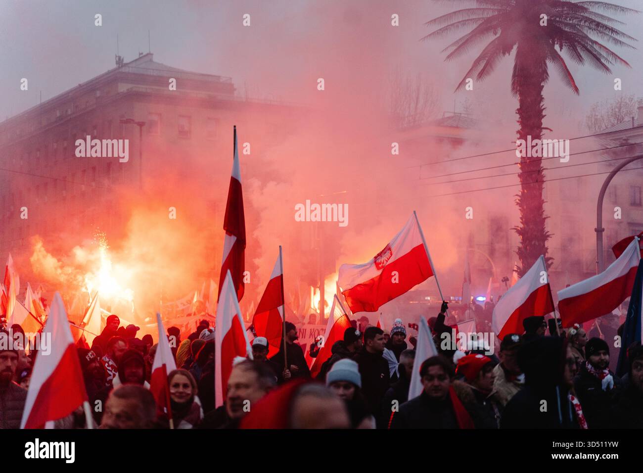 Während der Feierlichkeiten zum Unabhängigkeitstag zum 107. Jahrestag der Wiedererlangung Polens in Warschau ziehen die Massen polnische Fahnen und zünden weiß- und rote Fahnen durch das Zentrum Warschaus. Polen feiert den Nationalen Unabhängigkeitstag und erinnert an die Wiedererlangung der Unabhängigkeit des Landes im Jahr 1918 nach 123 Jahren Teilung. 16 Jahre lang findet jährlich ein unabhängigkeitsmarsch durch die Straßen Warschaus statt, der von der nationalistischen und rechten Vereinigung des unabhängigkeitsmarsches organisiert wird. Dieses Jahr findet der marsch unter dem Motto „eine Nation - starkes Polen“ statt und die Veranstaltung extensiv Stockfoto