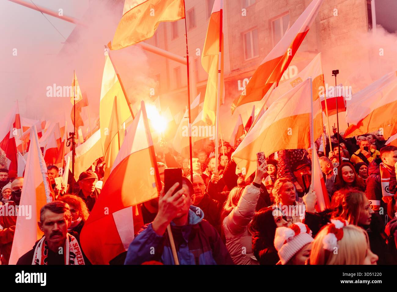Während der Feierlichkeiten zum Unabhängigkeitstag zum 107. Jahrestag der Wiedererlangung Polens zum Nationalfeiertag in Warschau feiert Polen den Nationalfeiertag der Unabhängigkeit, der 1918 nach 123 Jahren Teilung die Unabhängigkeit des Landes wiedererlangt hat. 16 Jahre lang findet jährlich ein unabhängigkeitsmarsch durch die Straßen Warschaus statt, der von der nationalistischen und rechten Vereinigung des unabhängigkeitsmarsches organisiert wird. Dieses Jahr findet der marsch unter dem Motto „eine Nation - starkes Polen“ statt und die Veranstaltung ist umfangreich Stockfoto