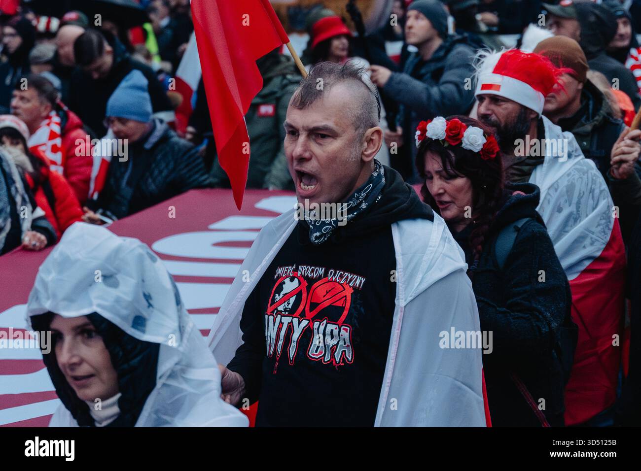 Ein Teilnehmer an einem rechtsextremen Protest trägt ein T-Shirt mit den Worten „Tod an die Feinde der Heimat“, Stepan Bandera durchgestrichen und Anti-upa (Ukrainische Aufständische Armee)“. Polen feiert den Nationalen Unabhängigkeitstag und erinnert an die Wiedererlangung der Unabhängigkeit des Landes im Jahr 1918 nach 123 Jahren Teilung. 16 Jahre lang findet jährlich ein unabhängigkeitsmarsch durch die Straßen Warschaus statt, der von der nationalistischen und rechten Vereinigung des unabhängigkeitsmarsches organisiert wird. In diesem Jahr findet der marsch unter dem Motto „eine Nation - starkes Polen“ statt und die Veranstaltung wird ausführlich angesprochen Stockfoto