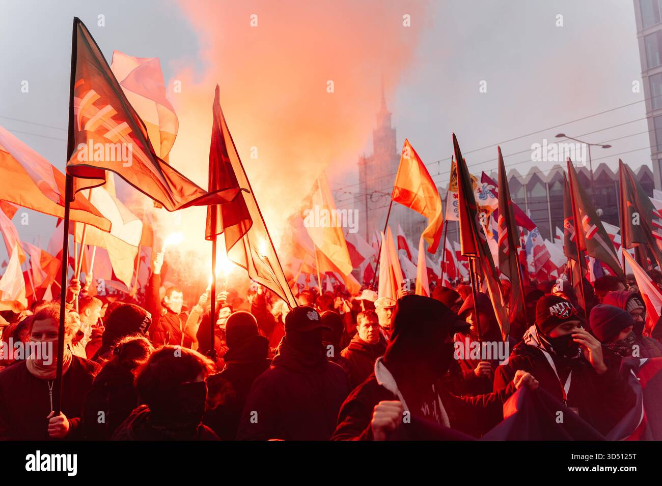 Während der Feierlichkeiten zum Unabhängigkeitstag zum 107. Jahrestag der Wiedererlangung Polens zum Nationalfeiertag in Warschau feiert Polen den Nationalfeiertag der Unabhängigkeit, der 1918 nach 123 Jahren Teilung die Unabhängigkeit des Landes wiedererlangt hat. 16 Jahre lang findet jährlich ein unabhängigkeitsmarsch durch die Straßen Warschaus statt, der von der nationalistischen und rechten Vereinigung des unabhängigkeitsmarsches organisiert wird. Dieses Jahr findet der marsch unter dem Motto „eine Nation - starkes Polen“ statt und die Veranstaltung ist umfangreich Stockfoto