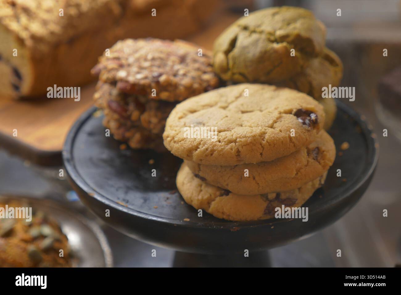 Köstliche hausgemachte Kekse an einem Dessertstand in einem Café Stockfoto