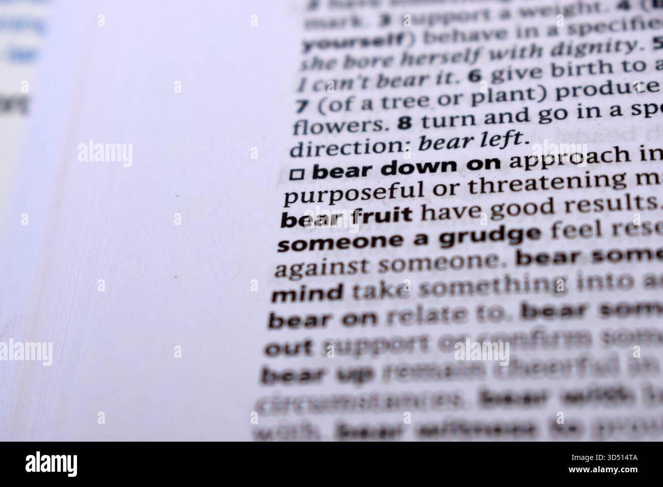 Englisch Definition Wörterbuch Seite Nahaufnahme des gedruckten Wortes von -Bear unten auf Stockfoto