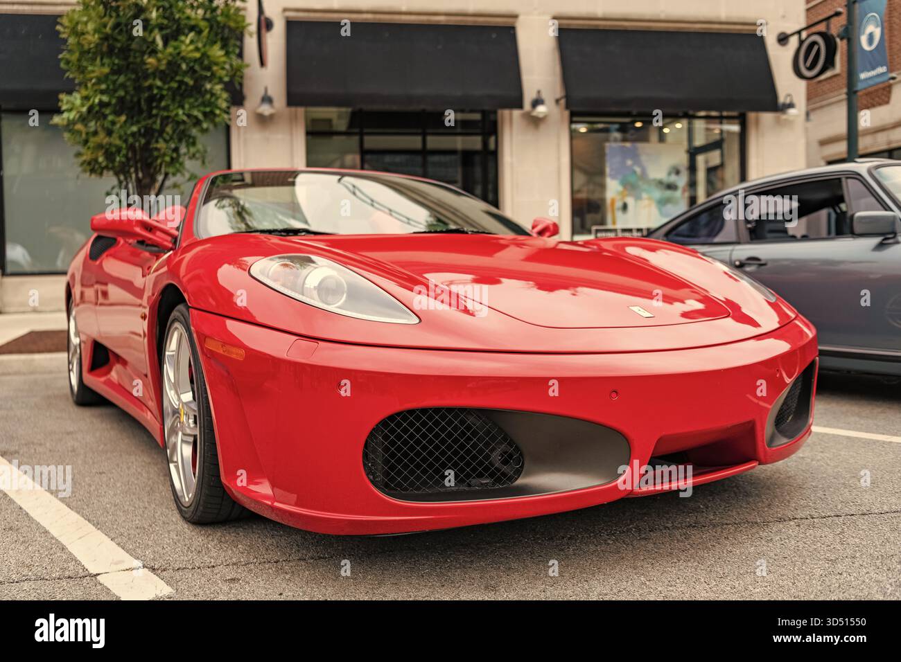 Chicago, Illinois – 29. September 2024: Ferrari 360 Spider rot. Ferrari 360 parkte auf der Straße. Eckansicht. Luxus Ferrari 360 in Chicago Stockfoto