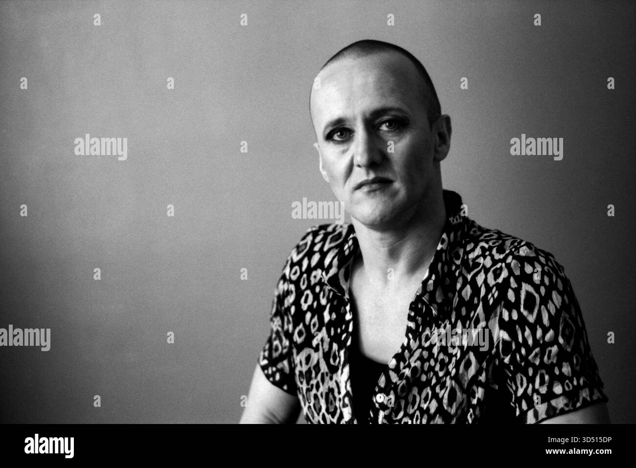 Studio Porträt eines männlichen Crossdressers. Der 42-jährige B zieht sich regelmäßig als Frau an. Aufgenommen mit analogem Schwarzweißfilm. Studio Tuinstraat, Tilburg, Niederlande. MRYES Tilburg Studio Tuinstraat Noord-Brabant Nederland Copyright: XGuidoxKoppesxPhotox Stockfoto