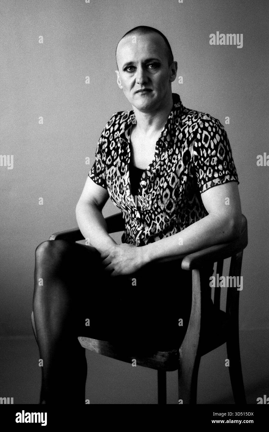 Studio Porträt eines männlichen Crossdressers. Der 42-jährige B zieht sich regelmäßig als Frau an. Aufgenommen mit analogem Schwarzweißfilm. Studio Tuinstraat, Tilburg, Niederlande. MRYES Tilburg Studio Tuinstraat Noord-Brabant Nederland Copyright: XGuidoxKoppesxPhotox Stockfoto