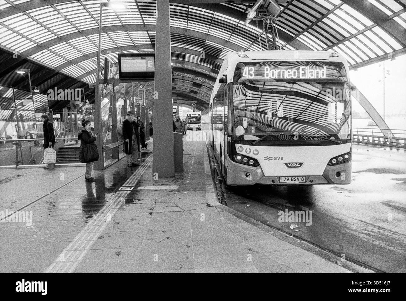Bus am Busbahnhof Central Station. Bus 43 Richtung Borneo & KNSM Island vom Hauptbahnhof. Amsterdam, Niederlande. Aufgenommen mit analogem Schwarzweißfilm, 2024. Amsterdam Centraal Station Noord-Holland Nederland Copyright: XGuidoxKoppesxPhotox Stockfoto