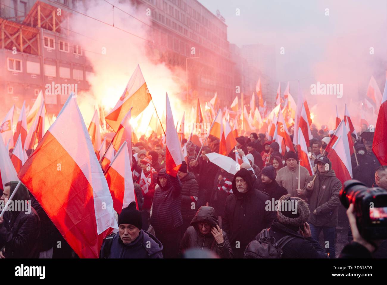 Während der Feierlichkeiten zum Unabhängigkeitstag zum 107. Jahrestag marschieren die Massen mit polnischen Fahnen und leuchtenden weißen und roten Fahnen. Die Polen feiern den Nationalen Unabhängigkeitstag, um die Wiedererlangung der Unabhängigkeit des Landes nach 123 Jahren Teilung im Jahr 1918 zu feiern. 16 Jahre lang findet jährlich ein unabhängigkeitsmarsch durch die Straßen statt, der von der nationalistischen und rechten Independence March Association organisiert wird. Dieses Jahr findet der marsch unter dem Motto "eine Nation - starkes Polen " statt, und die Veranstaltung befasst sich ausführlich mit der Frage der Migration als Bedrohung für die nationale Einheit. Stockfoto