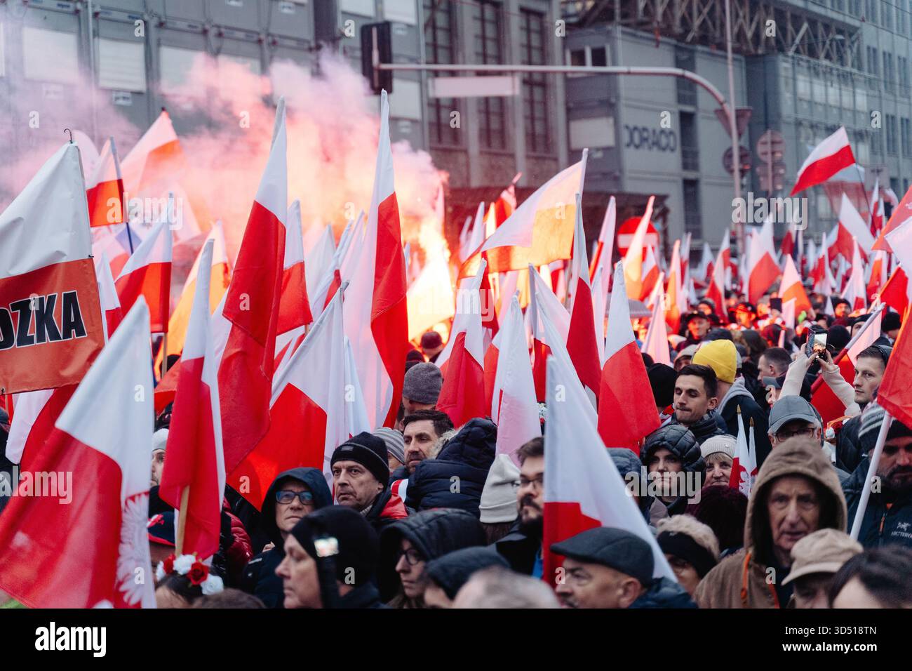 Während der Feierlichkeiten zum Unabhängigkeitstag zum 107. Jahrestag marschieren die Massen mit polnischen Fahnen und leuchtenden weißen und roten Fahnen. Die Polen feiern den Nationalen Unabhängigkeitstag, um die Wiedererlangung der Unabhängigkeit des Landes nach 123 Jahren Teilung im Jahr 1918 zu feiern. 16 Jahre lang findet jährlich ein unabhängigkeitsmarsch durch die Straßen statt, der von der nationalistischen und rechten Independence March Association organisiert wird. Dieses Jahr findet der marsch unter dem Motto "eine Nation - starkes Polen " statt, und die Veranstaltung befasst sich ausführlich mit der Frage der Migration als Bedrohung für die nationale Einheit. Stockfoto