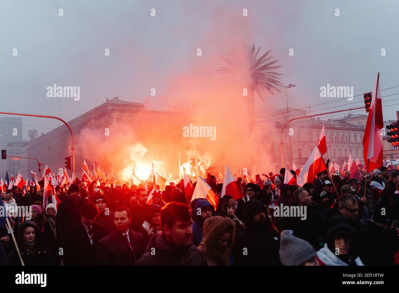 Während der Feierlichkeiten zum Unabhängigkeitstag zum 107. Jahrestag marschieren die Massen mit polnischen Fahnen und leuchtenden weißen und roten Fahnen. Die Polen feiern den Nationalen Unabhängigkeitstag, um die Wiedererlangung der Unabhängigkeit des Landes nach 123 Jahren Teilung im Jahr 1918 zu feiern. 16 Jahre lang findet jährlich ein unabhängigkeitsmarsch durch die Straßen statt, der von der nationalistischen und rechten Independence March Association organisiert wird. Dieses Jahr findet der marsch unter dem Motto "eine Nation - starkes Polen " statt, und die Veranstaltung befasst sich ausführlich mit der Frage der Migration als Bedrohung für die nationale Einheit. Stockfoto
