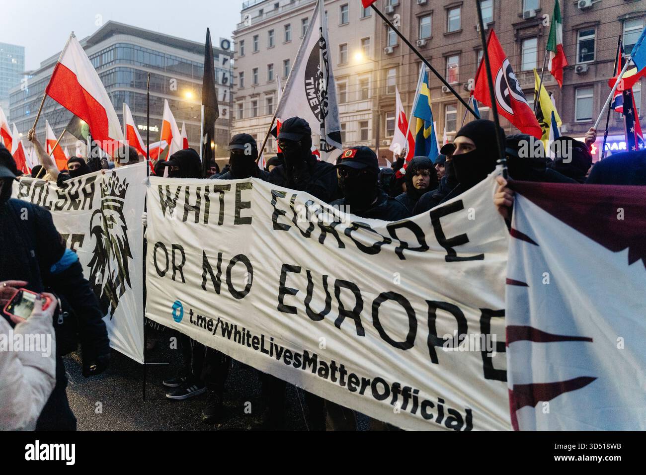 Rechtsextreme Demonstranten halten ein Banner mit der Aufschrift "Weißes Europa oder kein Europa", während sie an dem von katholischen und rechten Gruppen organisierten Unabhängigkeitstag teilnehmen. Die Polen feiern den Nationalen Unabhängigkeitstag, um die Wiedererlangung der Unabhängigkeit des Landes nach 123 Jahren Teilung im Jahr 1918 zu feiern. 16 Jahre lang findet jährlich ein unabhängigkeitsmarsch durch die Straßen statt, der von der nationalistischen und rechten Independence March Association organisiert wird. Dieses Jahr findet der marsch unter dem Motto „eine Nation - starkes Polen“ statt, und die Veranstaltung befasst sich ausführlich mit der Frage der Migration als Stockfoto