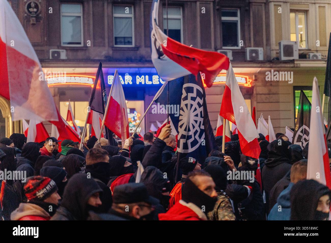 Auf dem unabhängigkeitsmarsch erscheint eine Flagge mit der Schwarzen Sonne, ein Symbol, das von Nazi-Deutschland und derzeit von neonazistischen, rechtsextremen und weißen Supremakisten verwendet wird. Die Polen feiern den Nationalen Unabhängigkeitstag, um die Wiedererlangung der Unabhängigkeit des Landes nach 123 Jahren Teilung im Jahr 1918 zu feiern. 16 Jahre lang findet jährlich ein unabhängigkeitsmarsch durch die Straßen statt, der von der nationalistischen und rechten Independence March Association organisiert wird. Dieses Jahr findet der marsch unter dem Motto "eine Nation - starkes Polen " statt, und die Veranstaltung befasst sich ausführlich mit der Frage der Migrationspolitik Stockfoto