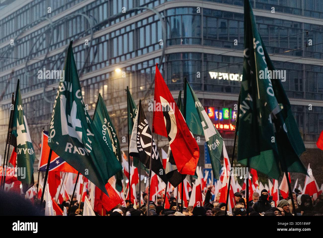 Ein Nationalist schwingt eine Flagge mit dem keltischen Kreuz, das während des Protestes das Nazi-Symbol der weißen Vorherrschaft auf der ganzen Welt ist. Die Polen feiern den Nationalen Unabhängigkeitstag, um die Wiedererlangung der Unabhängigkeit des Landes nach 123 Jahren Teilung im Jahr 1918 zu feiern. 16 Jahre lang findet jährlich ein unabhängigkeitsmarsch durch die Straßen statt, der von der nationalistischen und rechten Independence March Association organisiert wird. Dieses Jahr findet der marsch unter dem Motto "eine Nation - starkes Polen " statt, und die Veranstaltung befasst sich ausführlich mit der Frage der Migration als Bedrohung für die nationale Einheit. Stockfoto