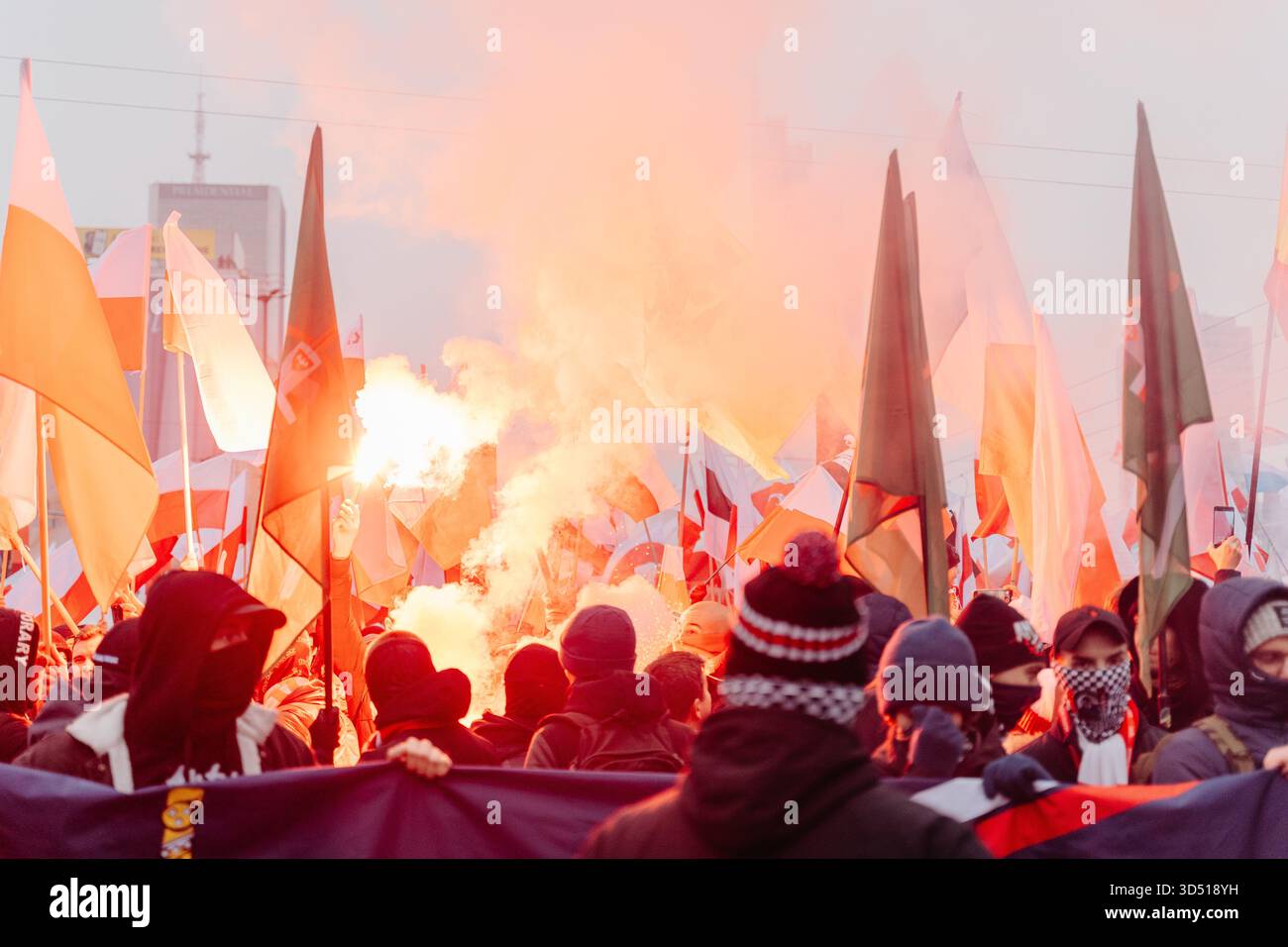 Während der Feierlichkeiten zum Unabhängigkeitstag zum 107. Jahrestag marschieren die Massen mit polnischen Fahnen und leuchtenden weißen und roten Fahnen. Die Polen feiern den Nationalen Unabhängigkeitstag, um die Wiedererlangung der Unabhängigkeit des Landes nach 123 Jahren Teilung im Jahr 1918 zu feiern. 16 Jahre lang findet jährlich ein unabhängigkeitsmarsch durch die Straßen statt, der von der nationalistischen und rechten Independence March Association organisiert wird. Dieses Jahr findet der marsch unter dem Motto "eine Nation - starkes Polen " statt, und die Veranstaltung befasst sich ausführlich mit der Frage der Migration als Bedrohung für die nationale Einheit. Stockfoto
