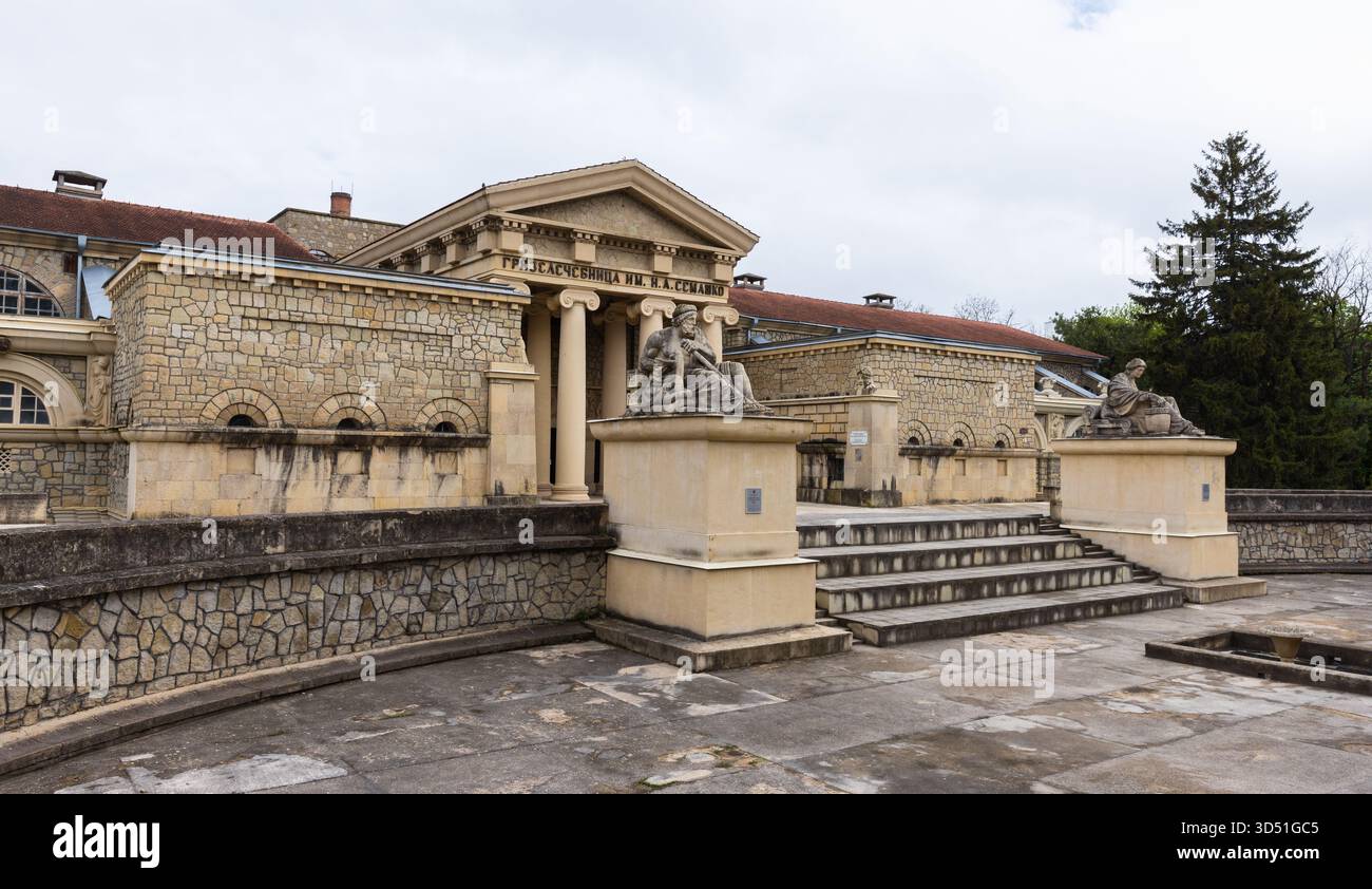 Essentuki, Russland - 9. Mai 2023: Außenansicht des Schlammbades benannt nach N.A. Semashko, Balneo-Schlamm-Behandlungszentrum Stockfoto
