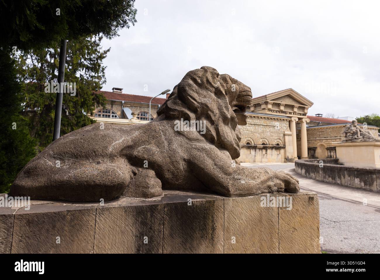 Essentuki, Russland - 9. Mai 2023: Steinlöwen-Skulptur am Eingang des Schlammbades, benannt nach N. A. Semashko, Balneo-Schlamm-Behandlungszentrum Stockfoto