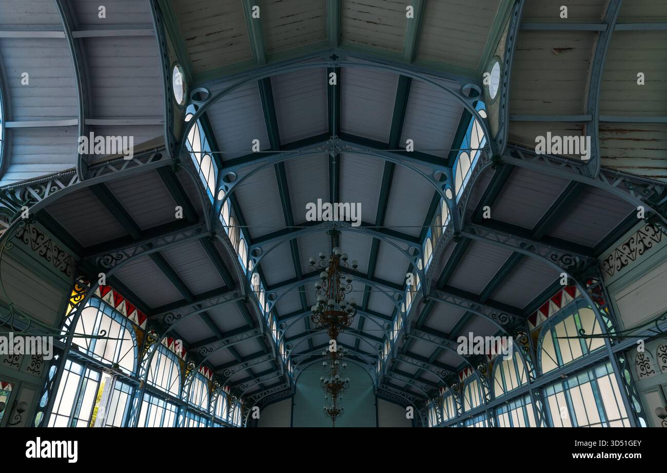 Zheleznovodsk, Russland - 11. Mai 2023: Puschkin-Galerie. Innenraum der Vintage-Halle mit Glasdach, blau-grünen Eisengewölben und Kronleuchtern, c Stockfoto