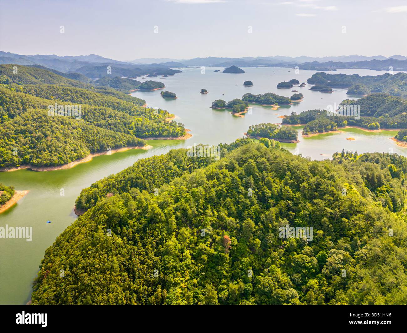 Landschaft der Beobachtungsplattform des Zhuli-Dorfes des Qiandao-Sees, China. Stockfoto