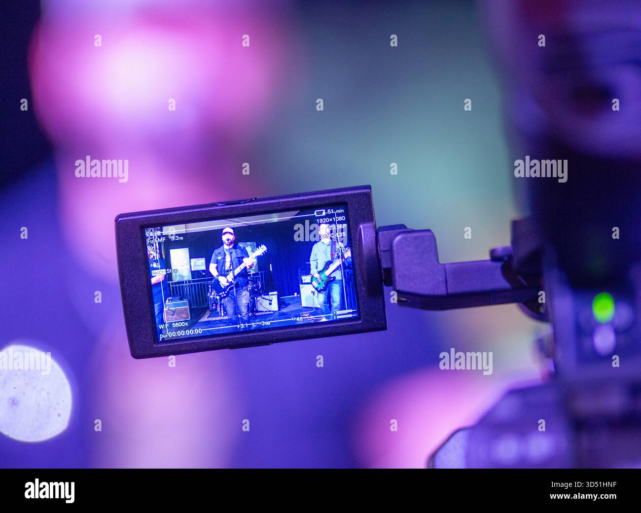 Philadelphia, USA. November 2025. Am dritten Tag des 27. Jährlichen Camps der WMMR 933 in Preston and Steve, der am Mittwoch, 12. November 2025 in Stateside LIVE in Philadelphia, Pennsylvania stattfindet. Camp Out ist eine der größten Lebensmittelgeschäfte in den Vereinigten Staaten und hat in den letzten 27 Jahren Tausende von Dollar an Geld und Lebensmittelspenden gesammelt. William Thomas Cain/Alamy Live News Stockfoto