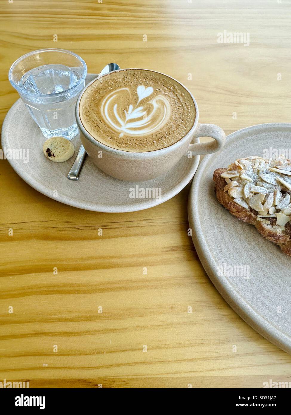 Frühstück mit Kaffee und Mandelcroissants Stockfoto