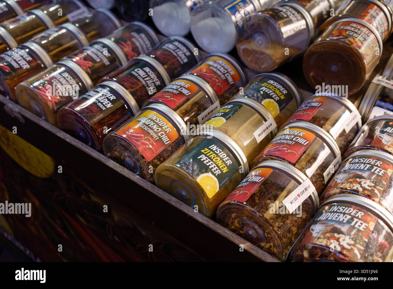 Wien, Österreich - 3. Oktober 2025 - verschiedene Gewürze werden in Gläsern auf dem beliebten Naschmarkt ausgestellt. Stockfoto
