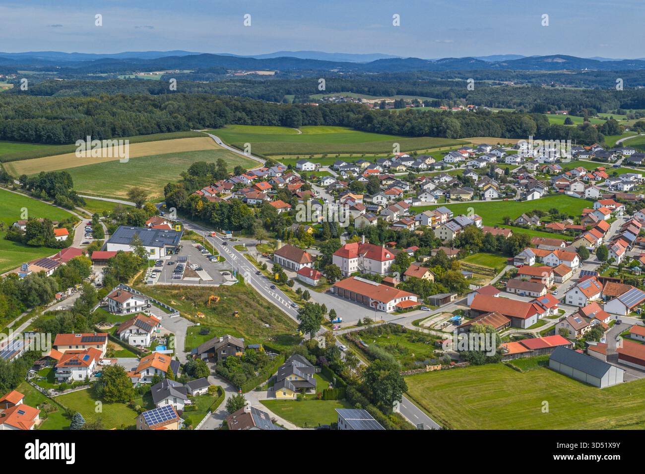 Luftaufnahme des niederbayerischen Dorfes Iggensbach im Donauwald im Landkreis Deggendorf Stockfoto