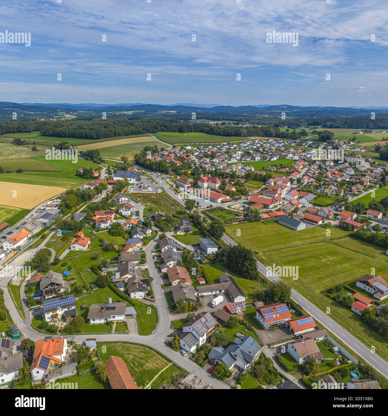Luftaufnahme des niederbayerischen Dorfes Iggensbach im Donauwald im Landkreis Deggendorf Stockfoto
