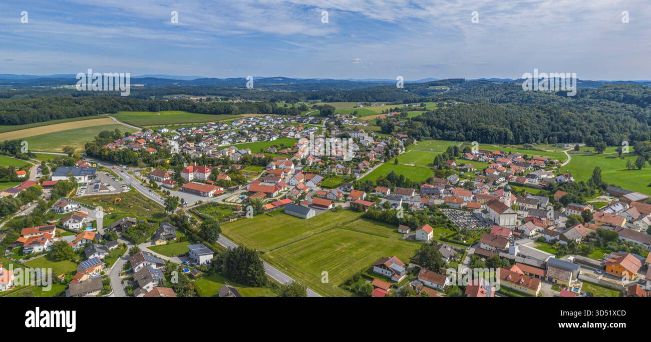 Luftaufnahme des niederbayerischen Dorfes Iggensbach im Donauwald im Landkreis Deggendorf Stockfoto