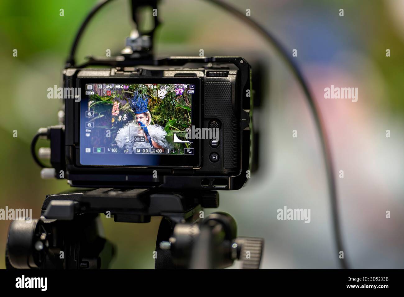 Doha, Katar - 05. November 2025: Spiegellose Kamera der Nikon ZR-Serie auf einem Stativ montiert und ein Video im Freien aufzeichnet. Stockfoto