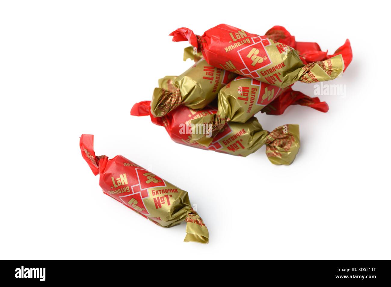 Tbilisi, Georgia 11.09.2025 Studio-Aufnahme des klassischen Rot Front Batonchiki in goldener Folie. Sauberer weißer Hintergrund und authentisches Design für den legendären Russ Stockfoto