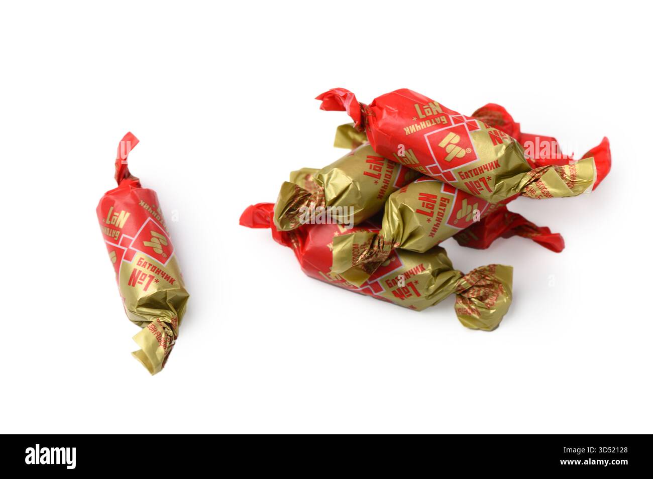 Tbilisi, Georgia 11.09.2025 Nahaufnahme von Rot Front Batonchiki mit Schokoladenglasur in goldener Verpackung auf weißem Hintergrund. Retro-Design und Hochglanz-Text Stockfoto