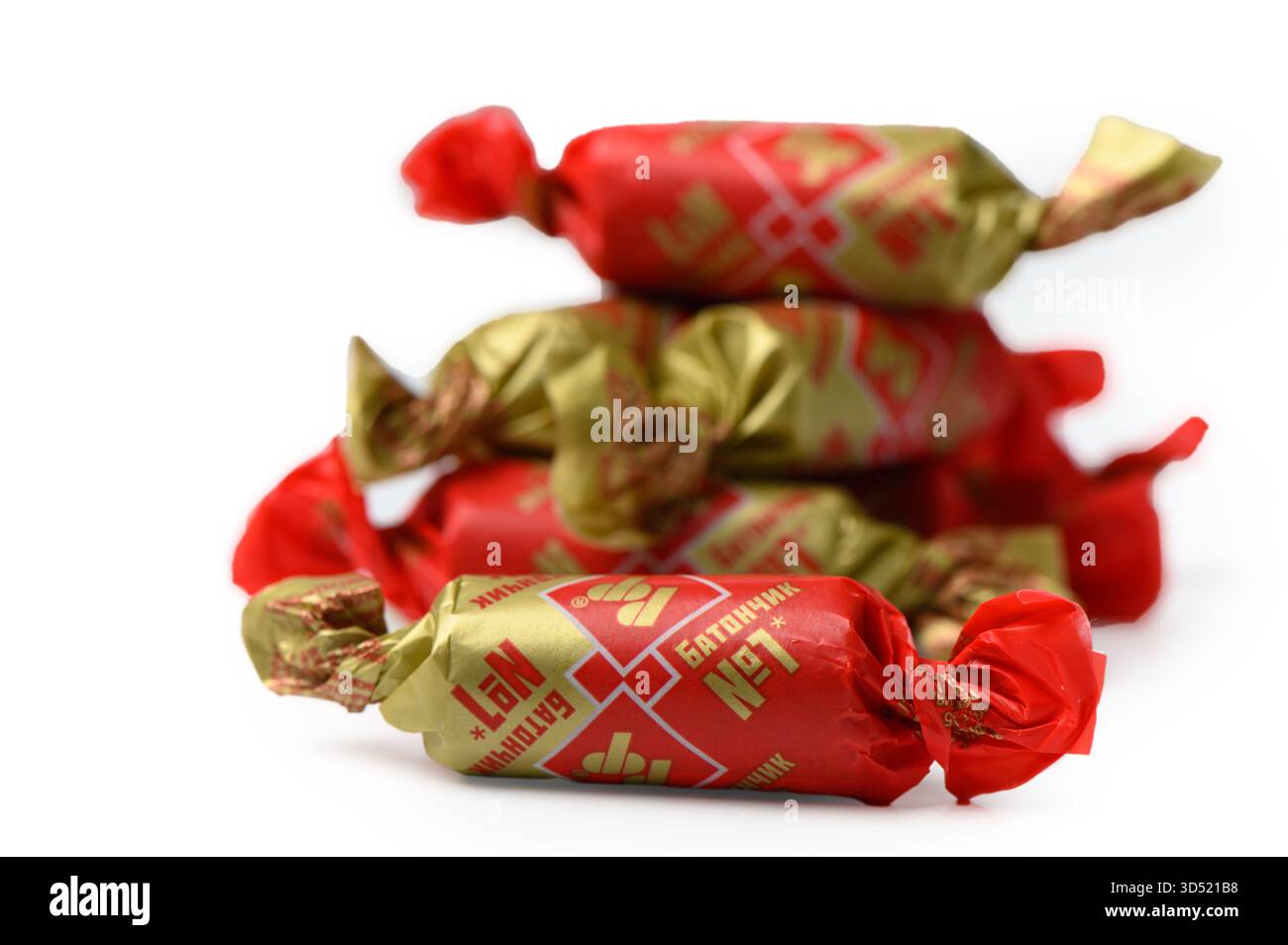 Tbilisi, Georgia 11.09.2025 Studio-Aufnahme von Rot Front Batonchiki mit Schokoladenglasur. Sauberer weißer Hintergrund und elegante Verpackung für traditionelle Russi Stockfoto