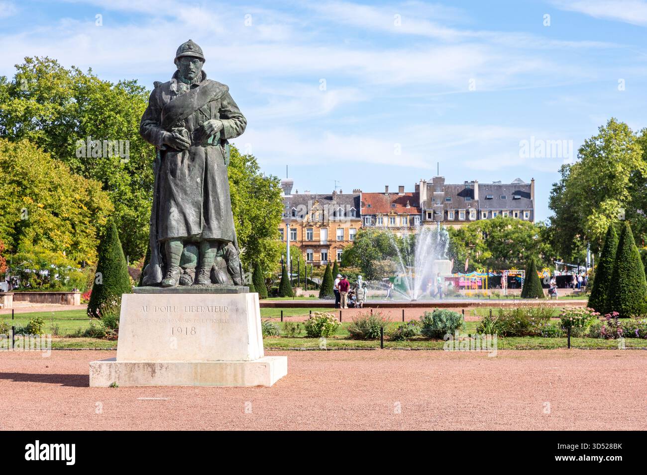 Statue „Au Poilu libérateur“, eine Hommage an die französischen Soldaten des Ersten Weltkriegs, im Garten der Esplanade in Metz, Frankreich, einem formellen Garten mit einem zentralen Brunnen. Stockfoto