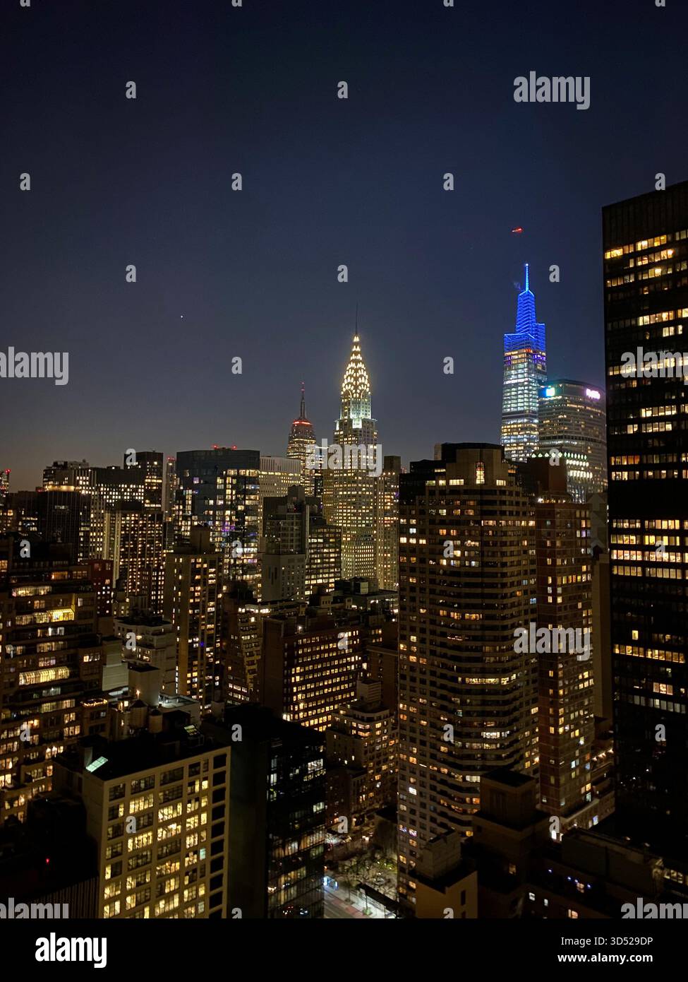 Eine ruhige Nacht in Manhattan mit Lichtern und Gebäuden. New York City. USA. - Smartphone-aufgenommenes Stockfoto