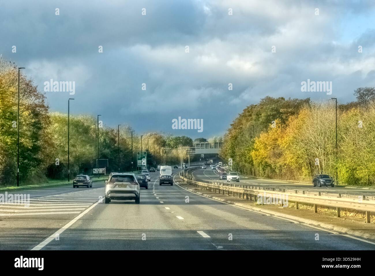 Die A20 Sidcup Bypass nähert sich der Kreuzung Frognal Corner. Die Aussicht ist nach Westen. Stockfoto