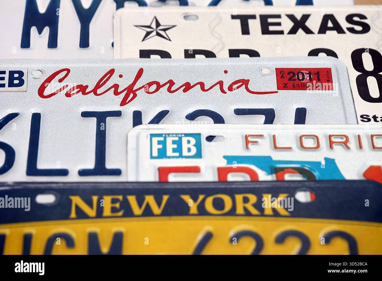 Alte US-Autokennzeichen mit verschiedenen Namen aus der Nähe. Konzept des Fahrens in den USA. Erreichen einer Fahrzeugregistrierung Stockfoto