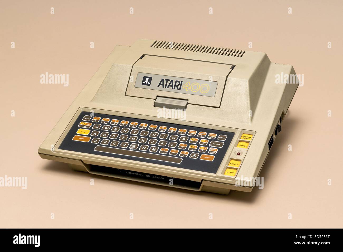 Pavia, Lombardei, Italien – 8. Dezember 2024: Atari 400 Home Computer System, einer der ersten Computer für Privatanwender von Atari, bietet Bildungssoftware und V Stockfoto