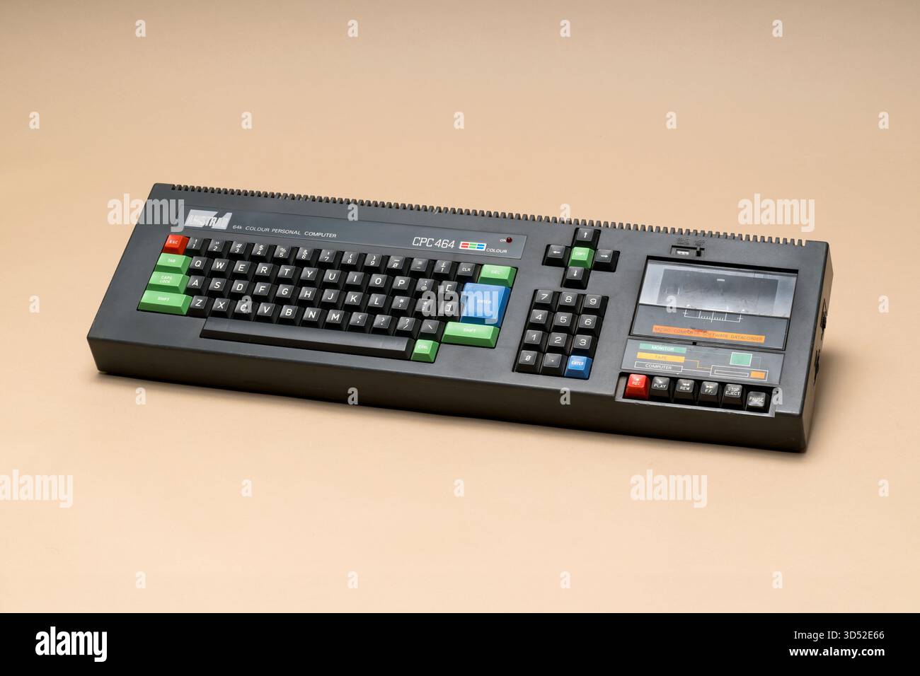 Pavia, Lombardei, Italien - 8. Dezember 2024: Amstrad CPC 464 Personal Computer von 1984 bis 1990 im Ctrl+Alt Museum. Erfolgreich in Europa mit über 2 Mio. Stockfoto