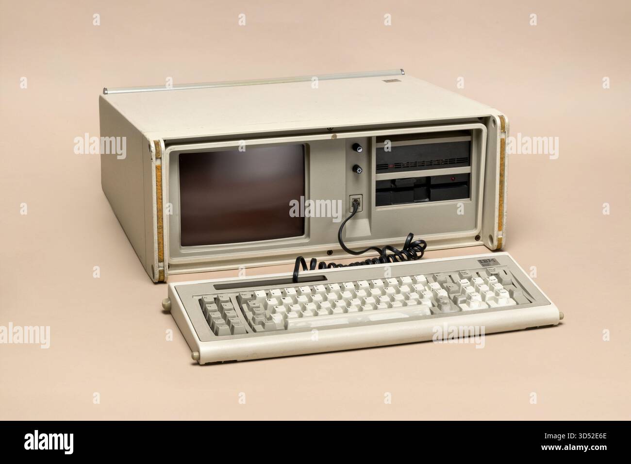 Pavia, Lombardei, Italien - 13. März 2025: IBM Portable PC 5155 Modell 68, ein 1984-Zoll-Computer im Kofferstil mit zwei 5,25-Zoll-Diskettenlaufwerken. Bei Strg anzeigen Stockfoto