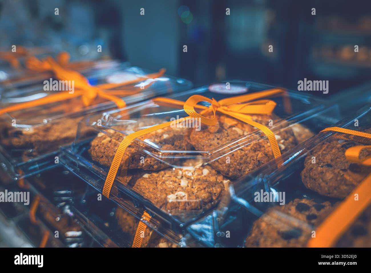 Frische Haferbrei-Kekse in der Weihnachtsverpackung in einem großen Geschäft Stockfoto