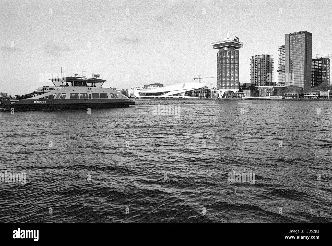 Blick auf die Northern IJ Shore. Blick auf die Northern IJ Shore vom Hauptbahnhof. Amsterdam, Niederlande. Shoton Analog Balck & White Film. Amsterdam Centraal Station / IJ Noord-Holland Nederland Copyright: XGuidoxKoppesxPhotox Stockfoto