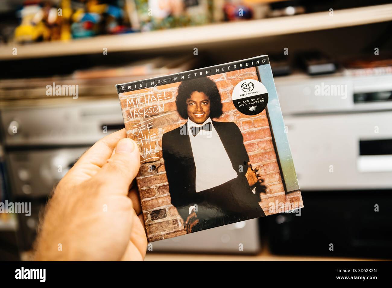 Paris, Frankreich - 10. September 2025: Hand Holding a Michael Jackson Off the Wall SACD Original Master Recording von Mobile Fidelity Sound Lab mit Super Au Stockfoto
