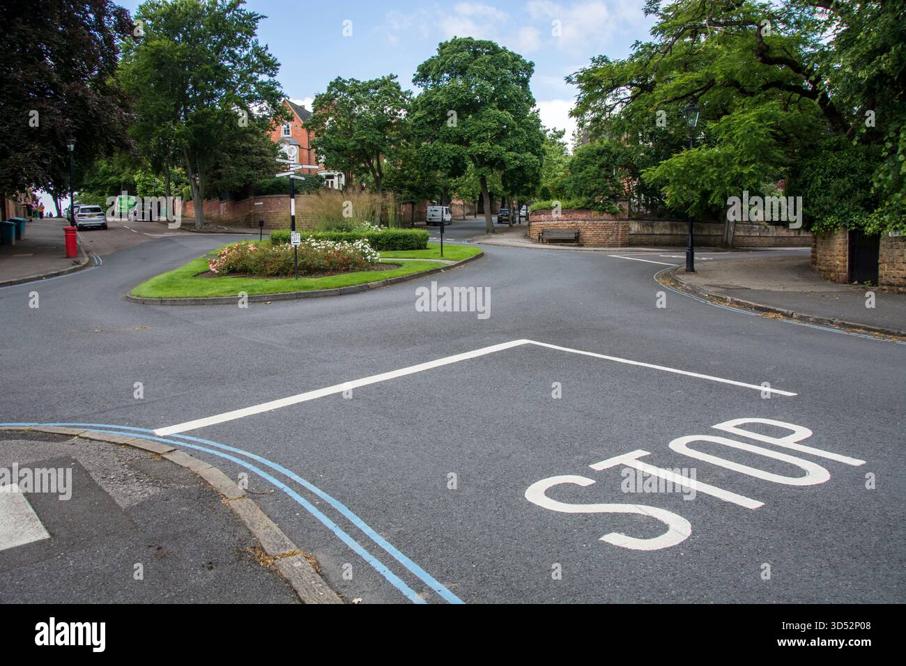 Beispiel für Beschränkungen für Privatparkplätze auf der Straße, die durch doppelte blaue Linien (kein Parken für Fahrzeuge) und eine blaue Linie (Fahrzeuge mit Genehmigung) gekennzeichnet sind Stockfoto