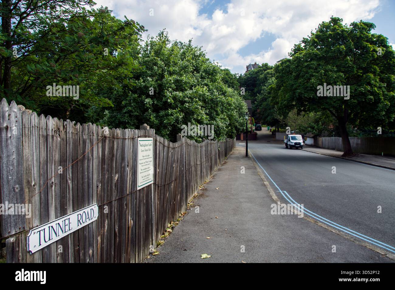 Beispiel für Beschränkungen für Privatparkplätze auf der Straße, die durch doppelte blaue Linien (kein Parken für Fahrzeuge) und eine blaue Linie (Fahrzeuge mit Genehmigung) gekennzeichnet sind Stockfoto