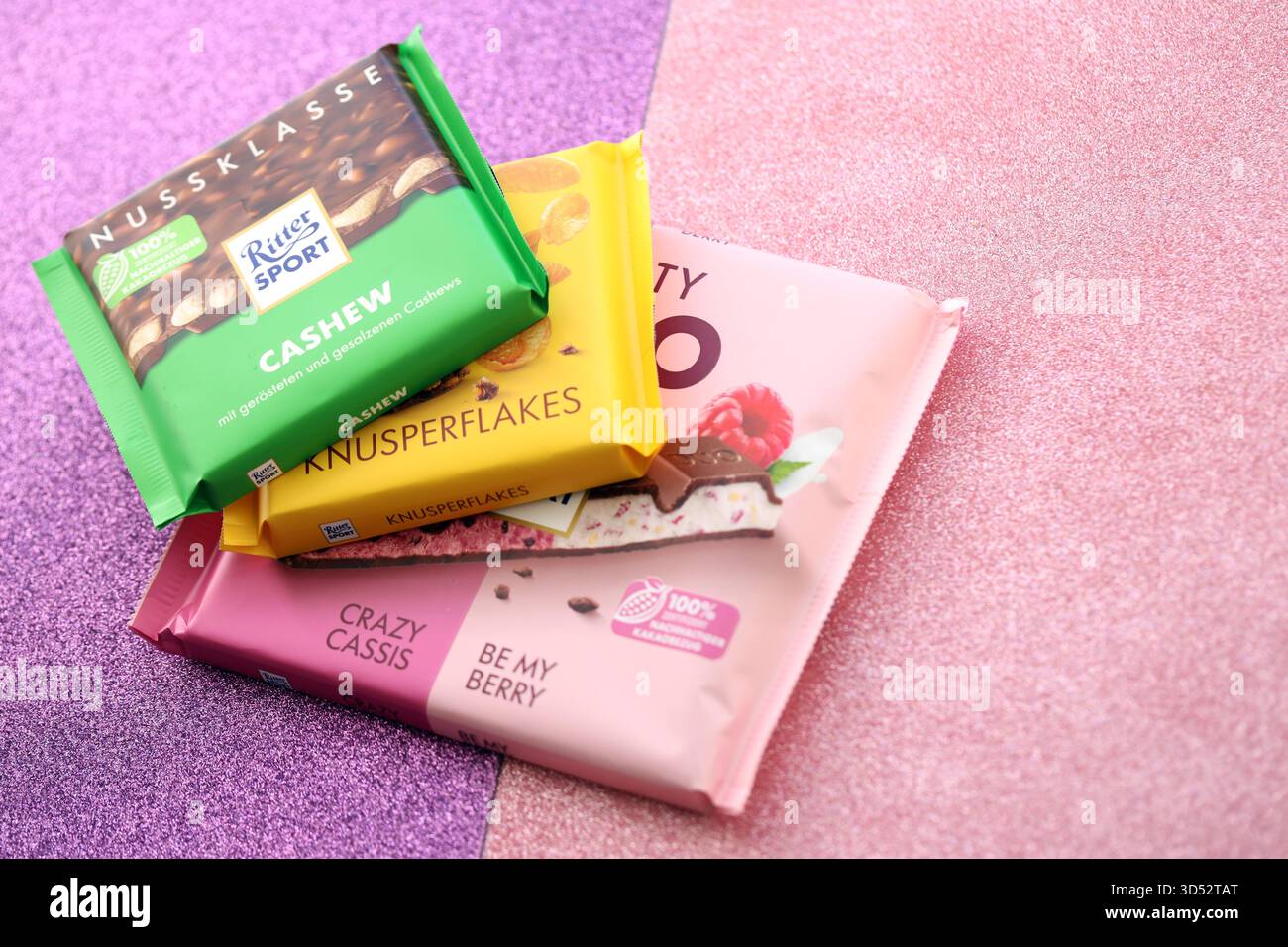 KIEW, UKRAINE - 19. APRIL 2025 einige Ritter Sport Schokoladenriegel auf Papierhintergrund Nahaufnahme. Knusperflakes schmecken mit Cashew NussKlass und fruchtigem Duo Stockfoto