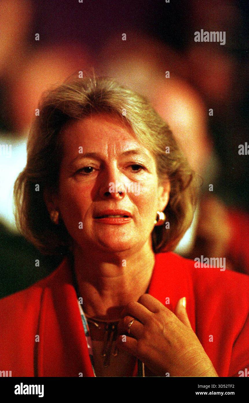 BARONESS JAY – LABOUR PARTY CONFERENCE, BLACKPOOL 28.9.98 auf der Labour Annual Conference, die am 29. September 1998 in Blackpool stattfand, war eine wichtige Veranstaltung für die regierende New Labour Party unter Premierminister Tony Blair. Ein Jahr nach einem erdrutschenden Wahlsieg konzentrierte sich die Konferenz darauf, die Richtung der Regierung zu bekräftigen und ihre frühen Errungenschaften hervorzuheben. Stockfoto