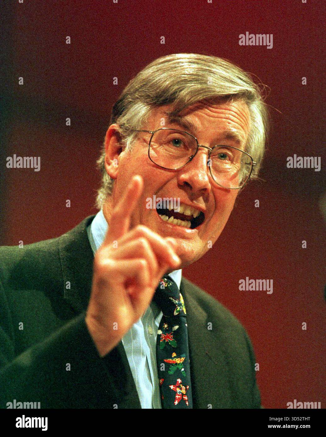 MICHAEL MEACHER, ABGEORDNETER DER LABOUR PARTY, JAHRESKONFERENZ, BLACKPOOL 29.9.98 COPYRIGHT:MARK NEWCOMBE auf der Labour Annual Conference am 29. September 1998 in Blackpool war ein bedeutendes Ereignis für die regierende New Labour Party unter Premierminister Tony Blair. Ein Jahr nach einem erdrutschenden Wahlsieg konzentrierte sich die Konferenz darauf, die Richtung der Regierung zu bekräftigen und ihre frühen Errungenschaften hervorzuheben. Stockfoto