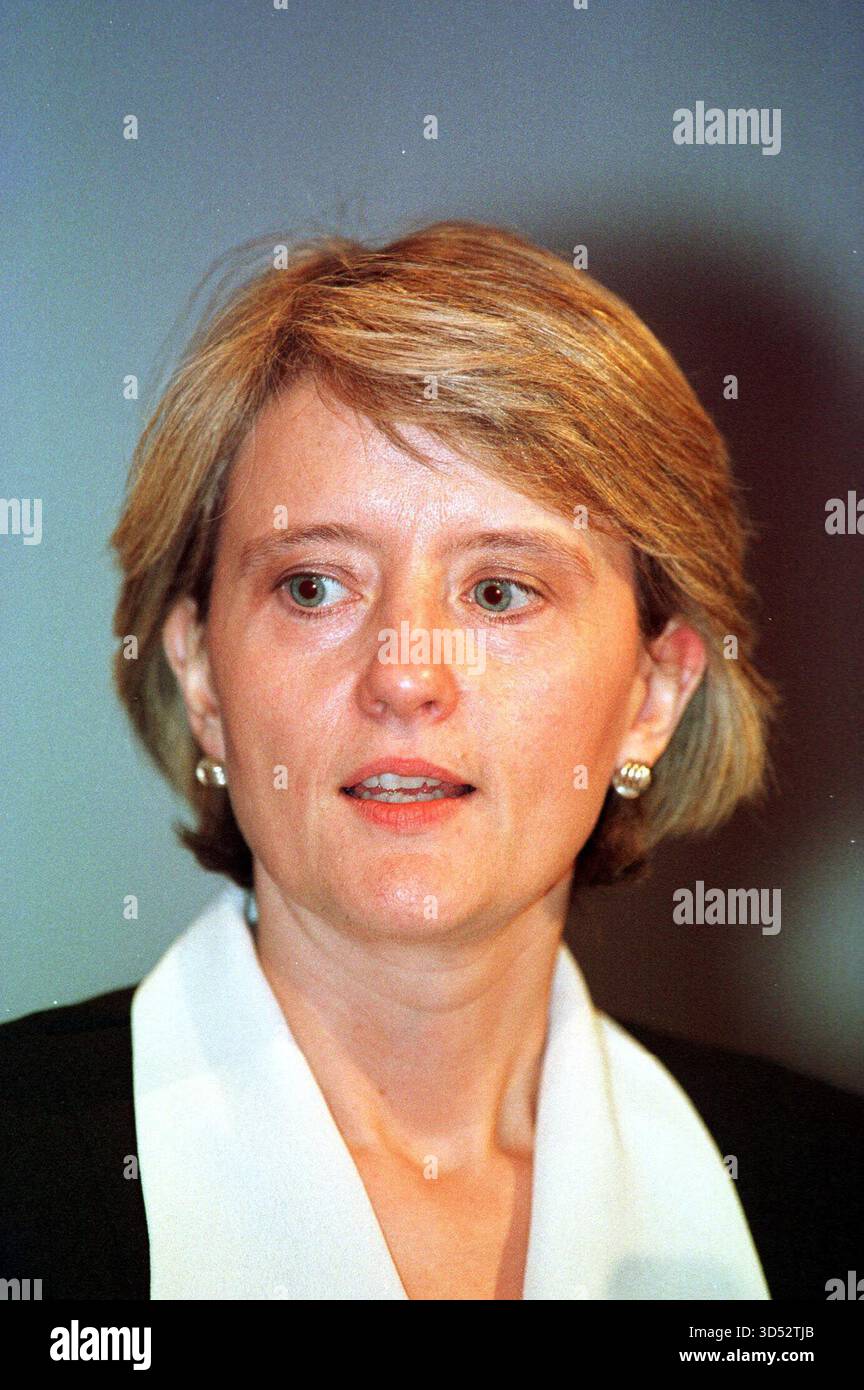 MARGARET McDonagh-GENERALSEKRETÄRIN DER JAHRESTAGUNG DER LABOUR PARTY, BLACKPOOL-29-9-98 auf der Labour Annual Conference, die am 29. September 1998 in Blackpool stattfand, war ein bedeutendes Ereignis für die regierende New Labour Party unter Premierminister Tony Blair. Ein Jahr nach einem erdrutschenden Wahlsieg konzentrierte sich die Konferenz darauf, die Richtung der Regierung zu bekräftigen und ihre frühen Errungenschaften hervorzuheben. Stockfoto