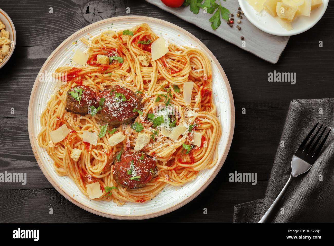 Spaghetti mit Fleischbällchen in Roter Tomatensauce mit Parmesan. Stockfoto