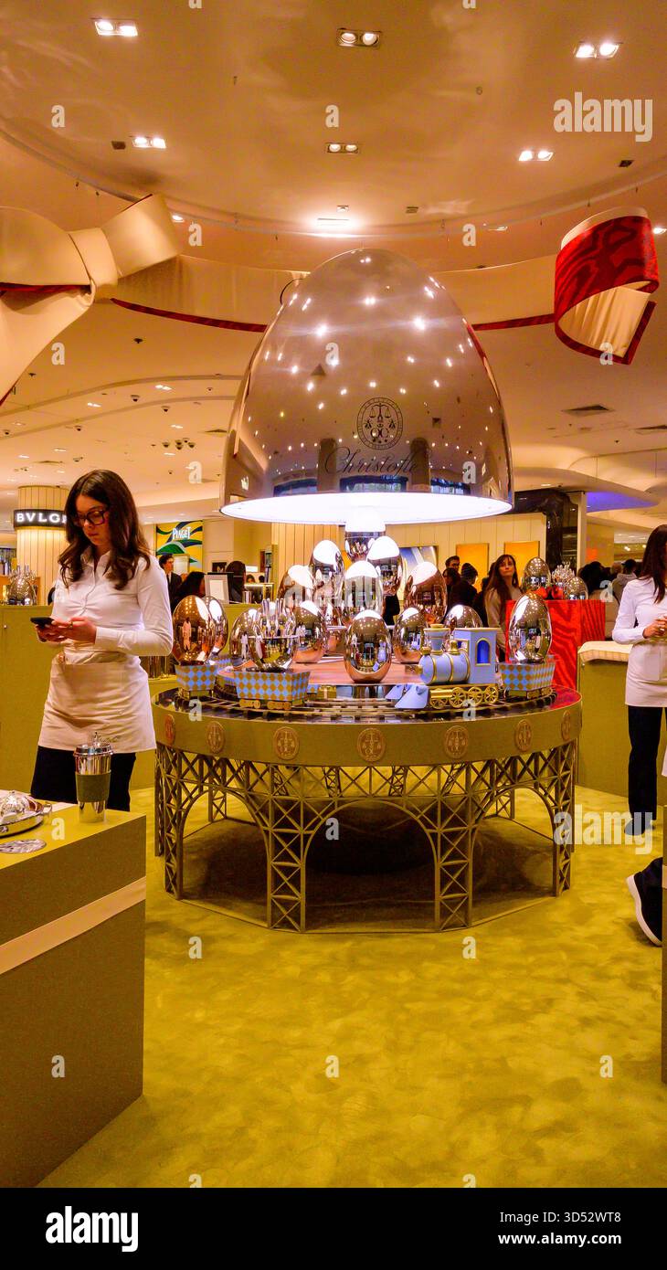 Paris, Frankreich, Hersteller, die am Geschirrstand von Christofle bei Galeries Lafayette arbeiten Stockfoto